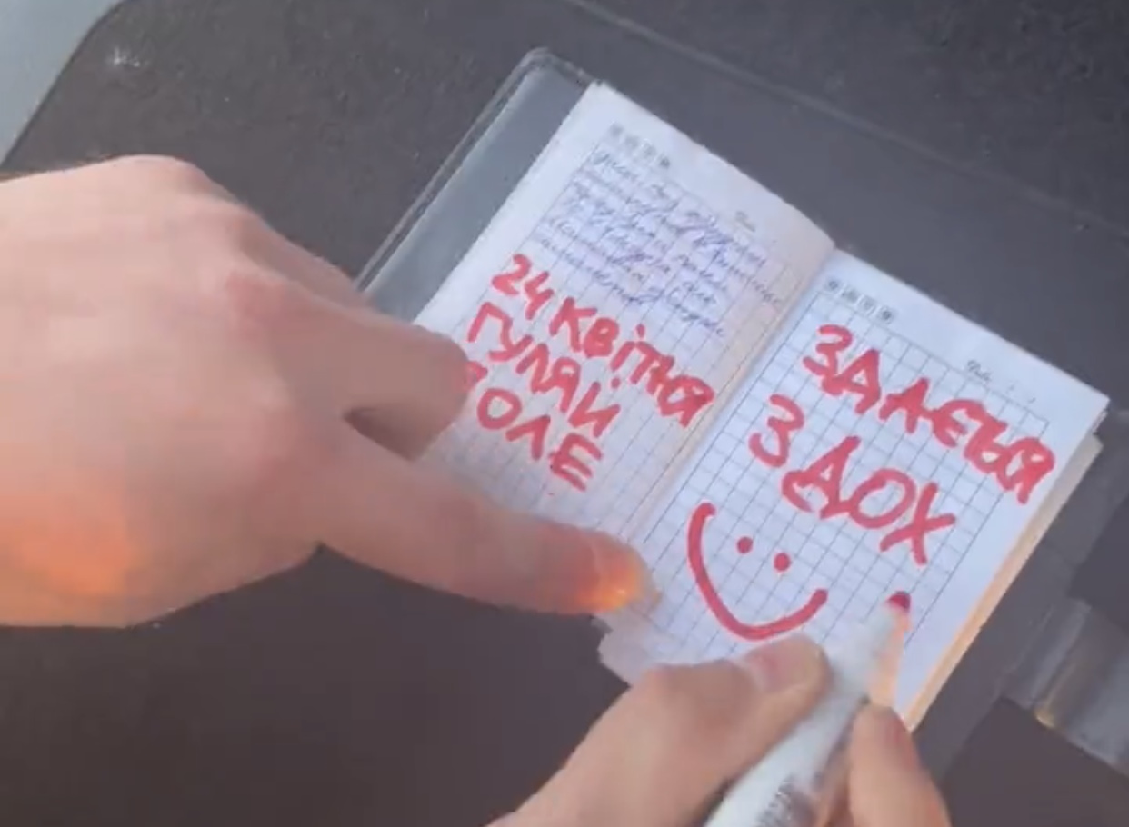 «Поездка по Украине»: в Гуляйполі захисники знайшли щоденник окупанта, який він вів із початку вторгнення (ВІДЕО)