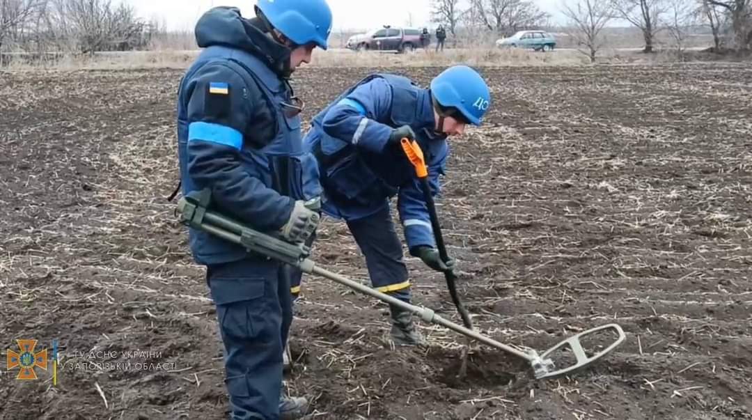 У Запорізькій області піротехніки очищують території від вибухівки (ФОТО)