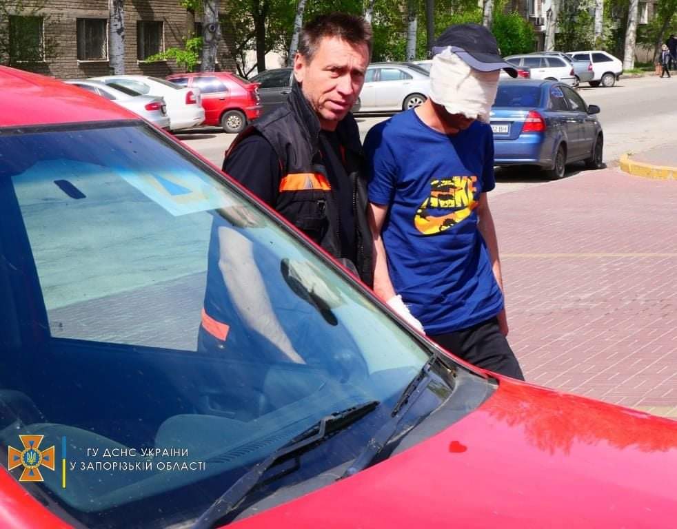 Рятувальники транспортували у Запоріжжя чоловіка, який отримав опіки, ліквідовуючи самотужки пожежу у полі (ФОТО)