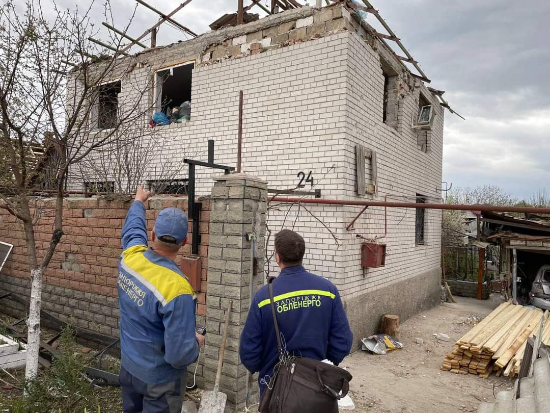 У Запоріжжі відновлюють будівлі, що постраждали від учорашнього “прильоту” (ФОТО)