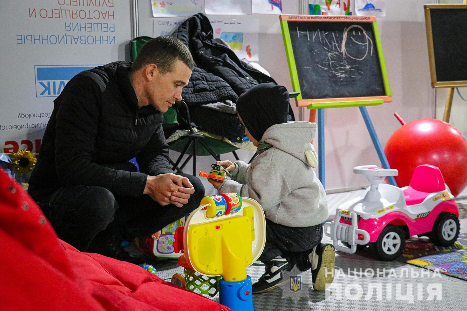 У Запоріжжі поліцейські забезпечили дітей гумдопомогою від колег із західних областей України (ФОТО)