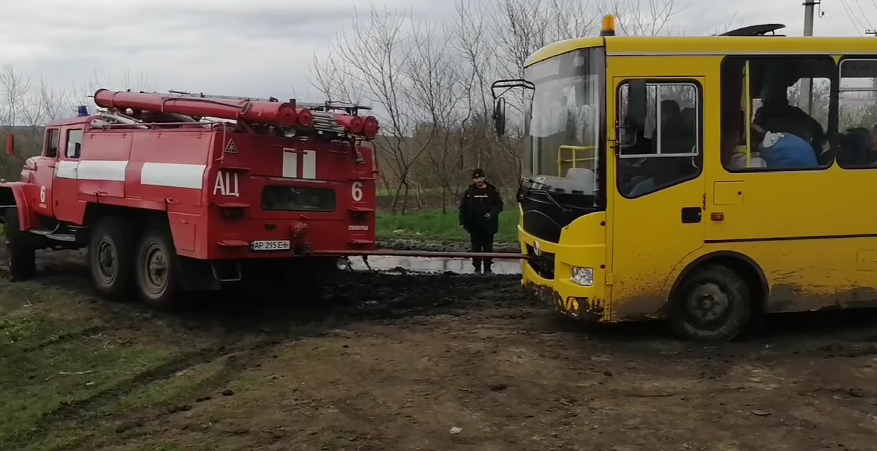 У Запорізькій області рятувальники допомогли вибратися застряглим евакуаційним автобусам на розмитій дорозі (ВІДЕО)
