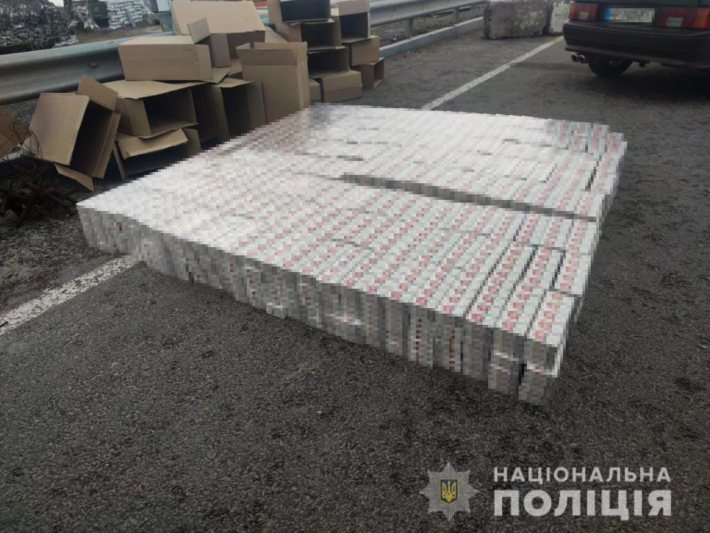 У Запоріжжі на блокпосту поліція вилучила близько 10 тисяч пачок контрафактних цигарок (ФОТО)