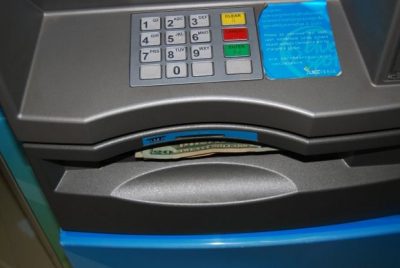 На Запоріжжі рашисти викрали з банкомата обстріляного магазину майже 490 тисяч гривень