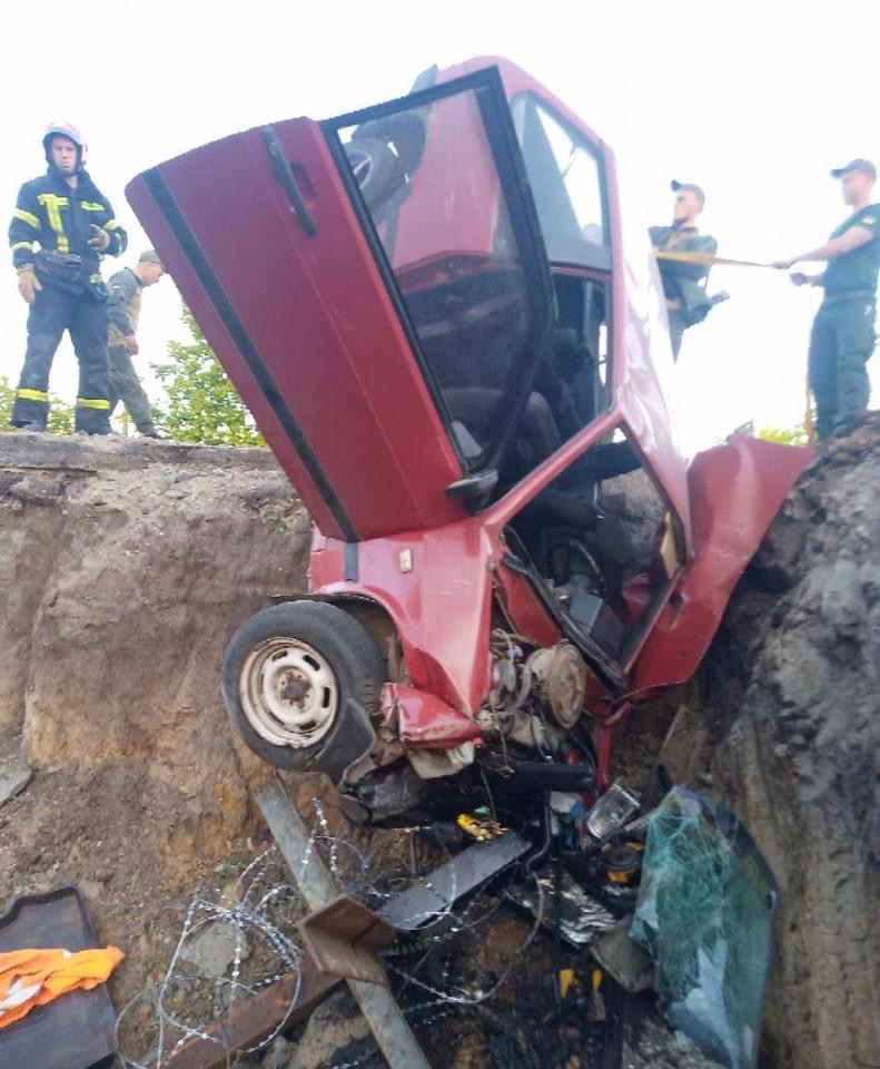 Авто з’їхало в канаву та затисло людей: ДТП у Запорізькому районі (ФОТО)