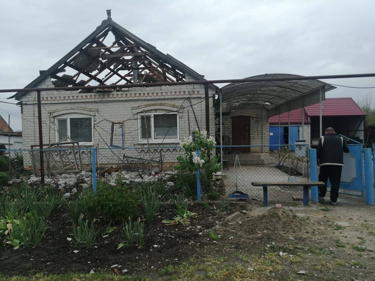 Зруйновані дахи, посічені стіни, вибиті вікна: у Гуляйполі рашисти продовжують збройну атаку на житлові будинки місцевих (ФОТО)