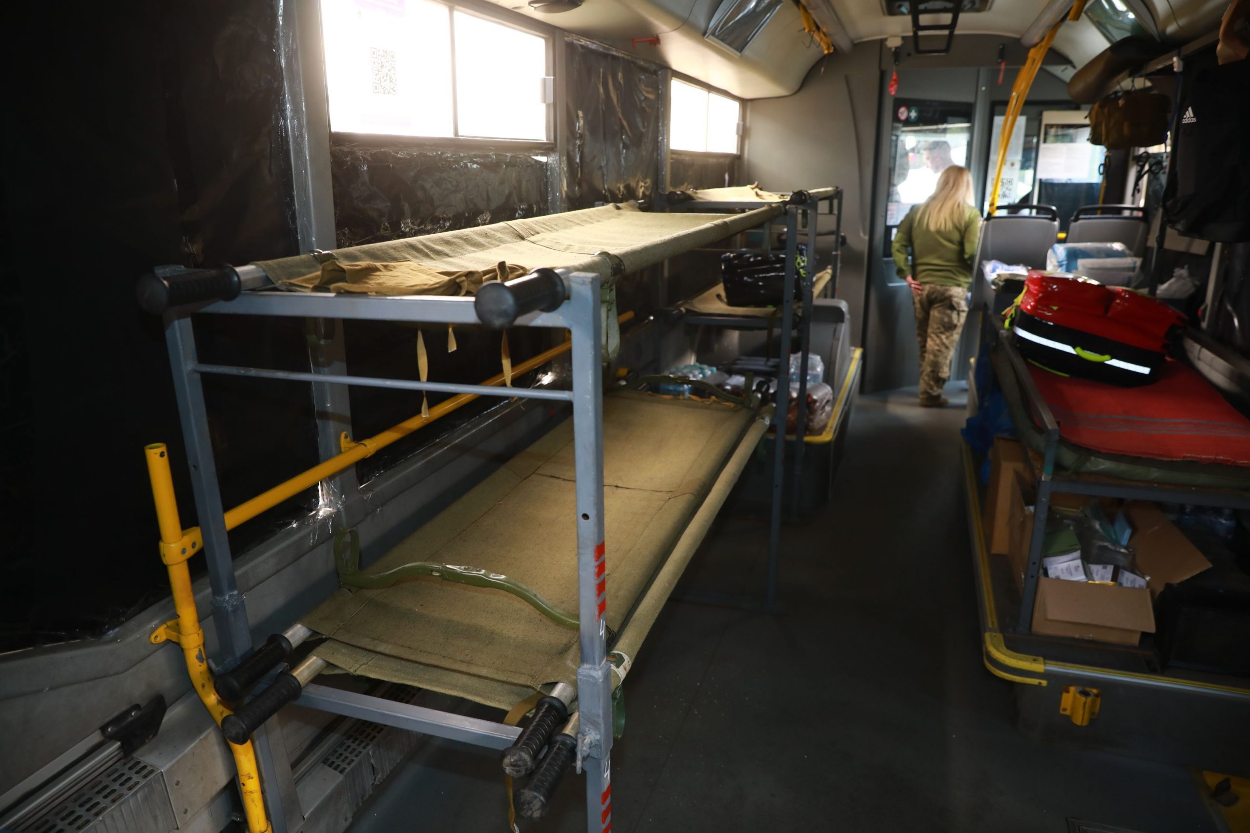 У Запоріжжі муніципальний автобус переобладнали на госпіталь для поранених військових (ФОТО)