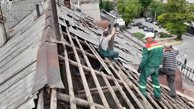 Запорізькі комунальники відновлюють постраждалі від ракетного обстрілу будинки (ФОТО)