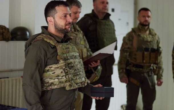 Зеленський відзначив держнагородами 220 військових