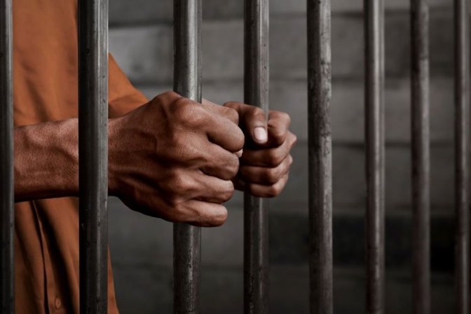 У Запоріжжі засудили 75-річного чоловіка за вчинення розпусних дій щодо 3-х малолітніх дівчат, які приходили до нього в гості з мамою