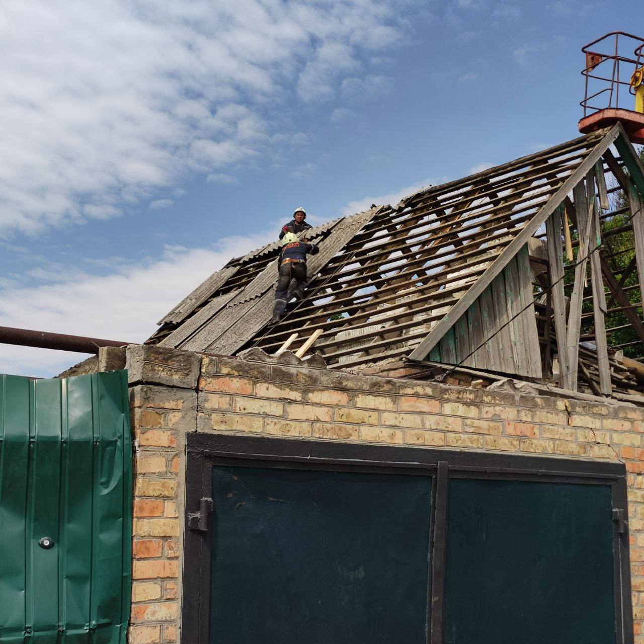 У Запоріжжі триває відновлення будинків, зруйнованих внаслідок ракетного обстрілу рашистів