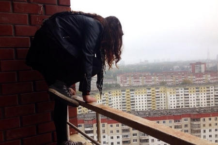 Сиділа на балконі з зашморгом на шиї: у Запоріжжі 24-річна жінка намагалася вчинити самогубство  (ФОТО)