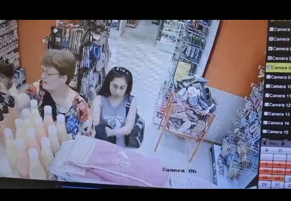 У Запоріжжі в магазині жінка вкрала у іншої гаманець і потрапила на запис камери відеоспостереження