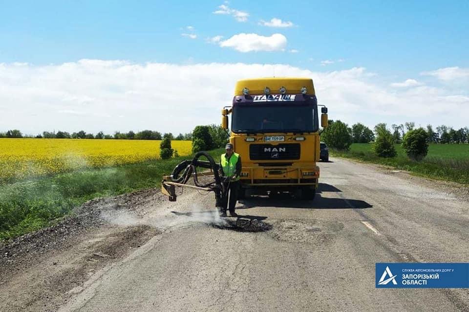 Дорожники продовжують ліквідацію аварійної ямковості на автодорозі Запоріжжя – Донецьк (ФОТО)