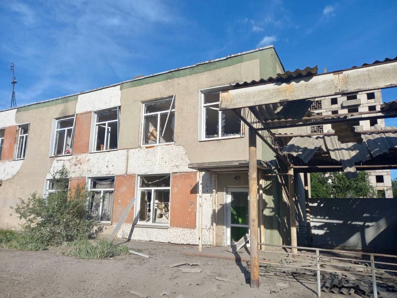 На Запоріжжі рашисти обстріляли дитячий садок: одна людина поранена (ФОТО)
