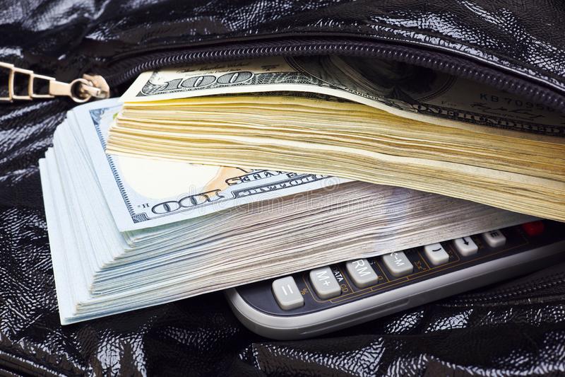 На запорізькому залізничному вокзалі поліцейські помітили підозрілу сумку: в ній знайшли велику суму грошей та документи (ФОТО)