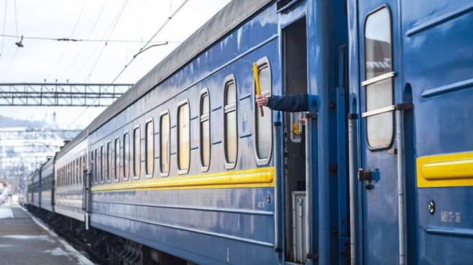 Укрзалізниця допомагає повернутися вимушено переміщеним особам додому:  з Польщі до Запоріжжя курсуватиме додатковий потяг