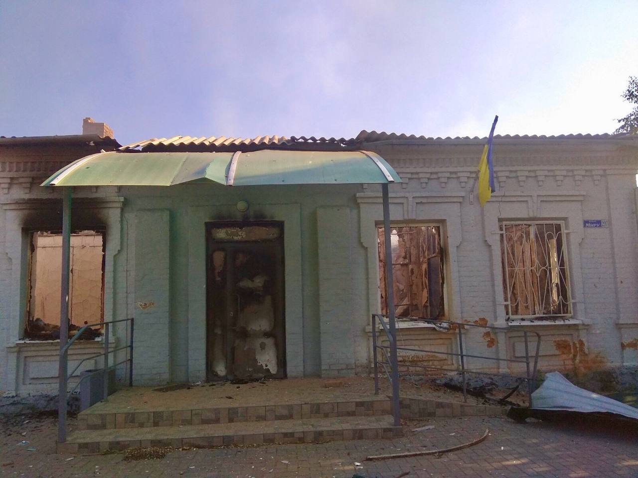 У Запорізькій області внаслідок ворожого обстрілу згоріла сільрада (ФОТО)