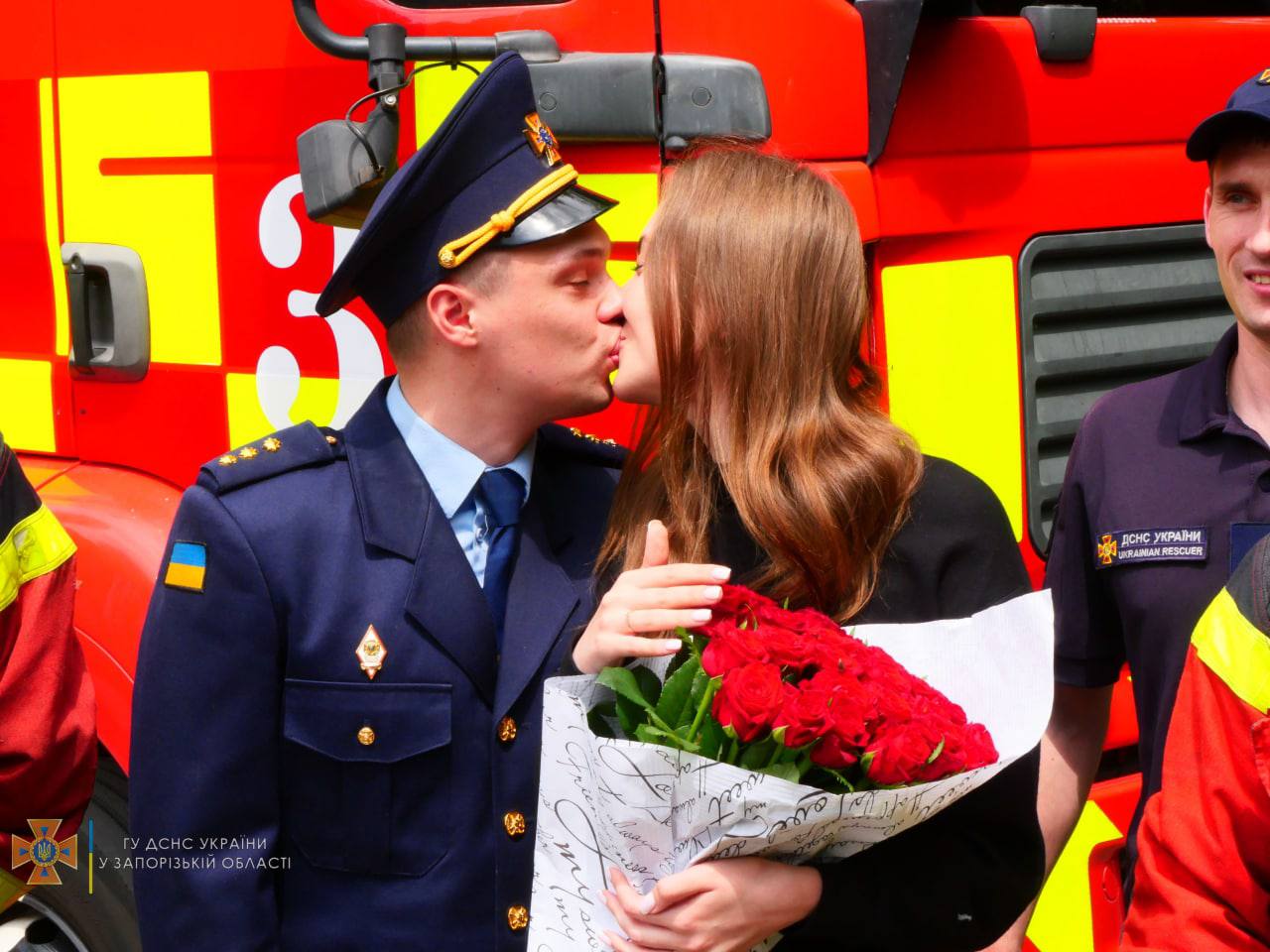 Під час пожежних навчань начальник караулу однієї із пожежно-рятувальних частин Запоріжжя зробив пропозицію своїй дівчині (ФОТО)