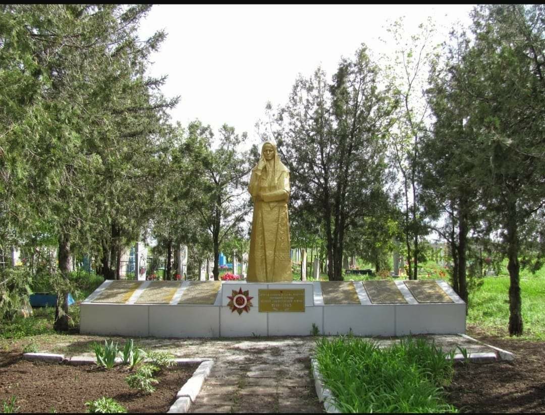 У Запорізькій області російські загарбники розтрощили пам’ятник часів Другої світової (ФОТО)