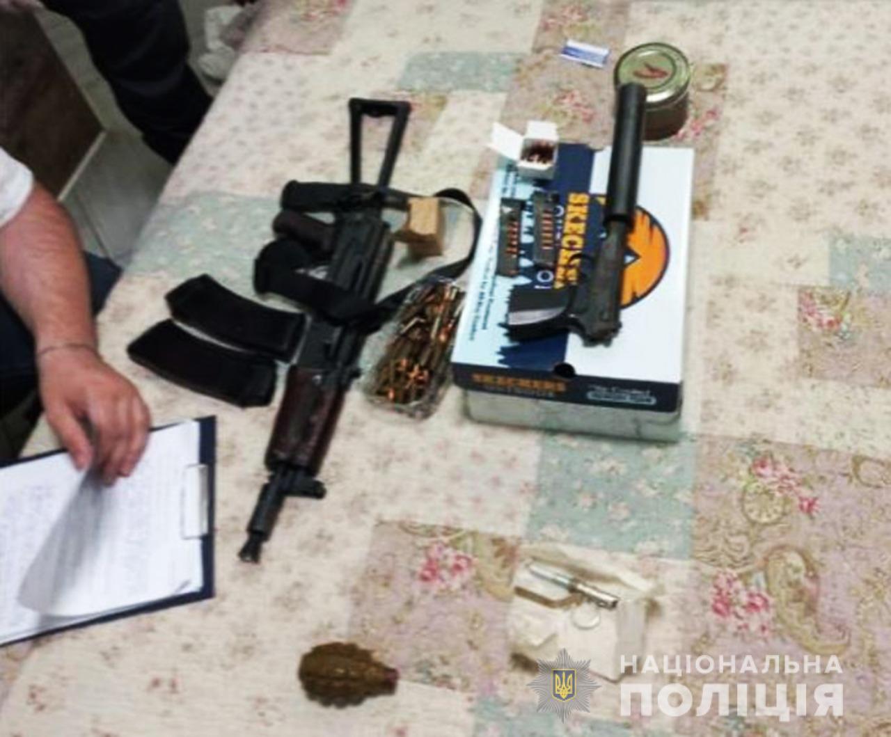 Житель Запоріжжя зберігав у себе вдома арсенал зброї: поліція встанавлює можливі канали придбання (ФОТО)
