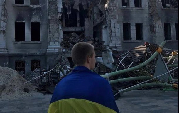 У Маріуполі хлопець вийшов на площу з українським прапором (ФОТО)