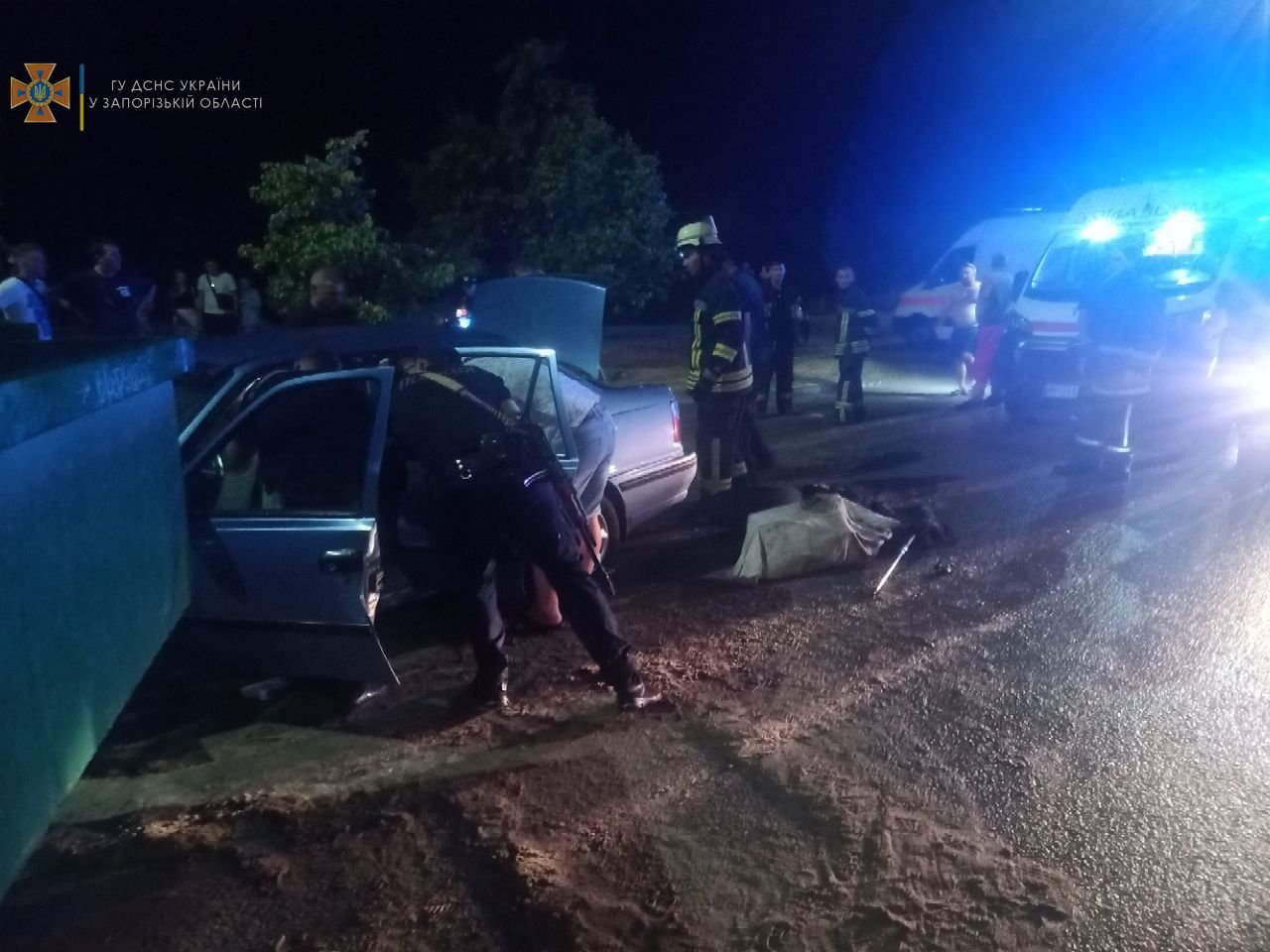 У Запоріжжі рятувальники деблокували водія, якого в наслідок ДТП затиснуло в салоні авто (ФОТО)