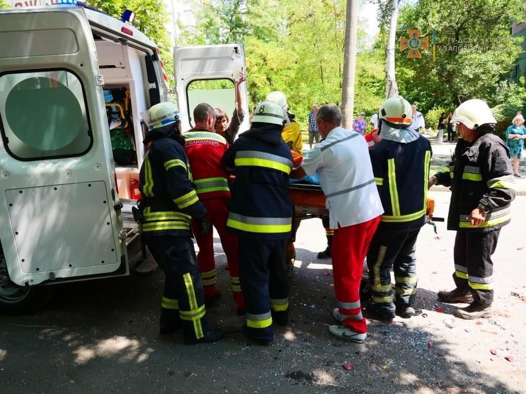 Одна людина загинула, шестеро травмовано: наслідки масштабного ДТП у Запоріжжі ліквідували рятувальники (ФОТО, ВІДЕО)