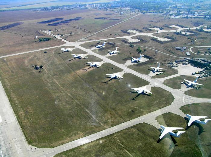 Окупанти намагаються відновити аеродром в Мелітополі за допомогою місцевого заводу з виробництва бетону