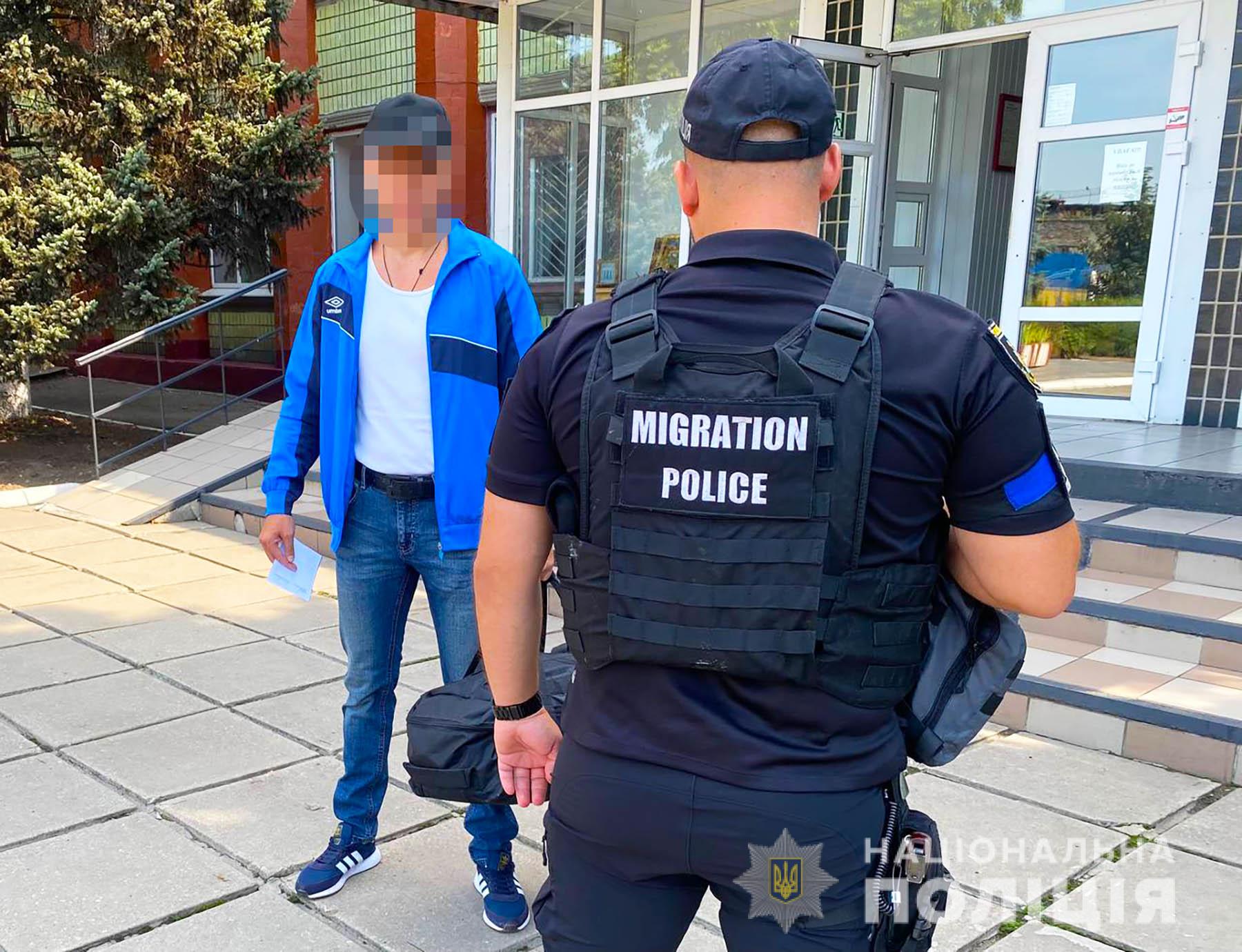 Міграційна поліція Запоріжжя повернула кримінального іноземця до країни походження