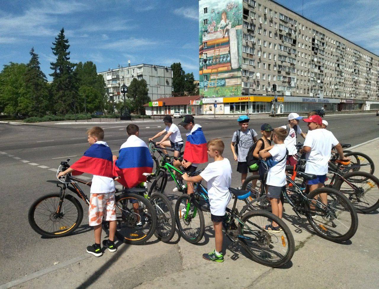 На Запоріжжі окупанти почепили на дітей російські прапори та спробували провести велопробіг
