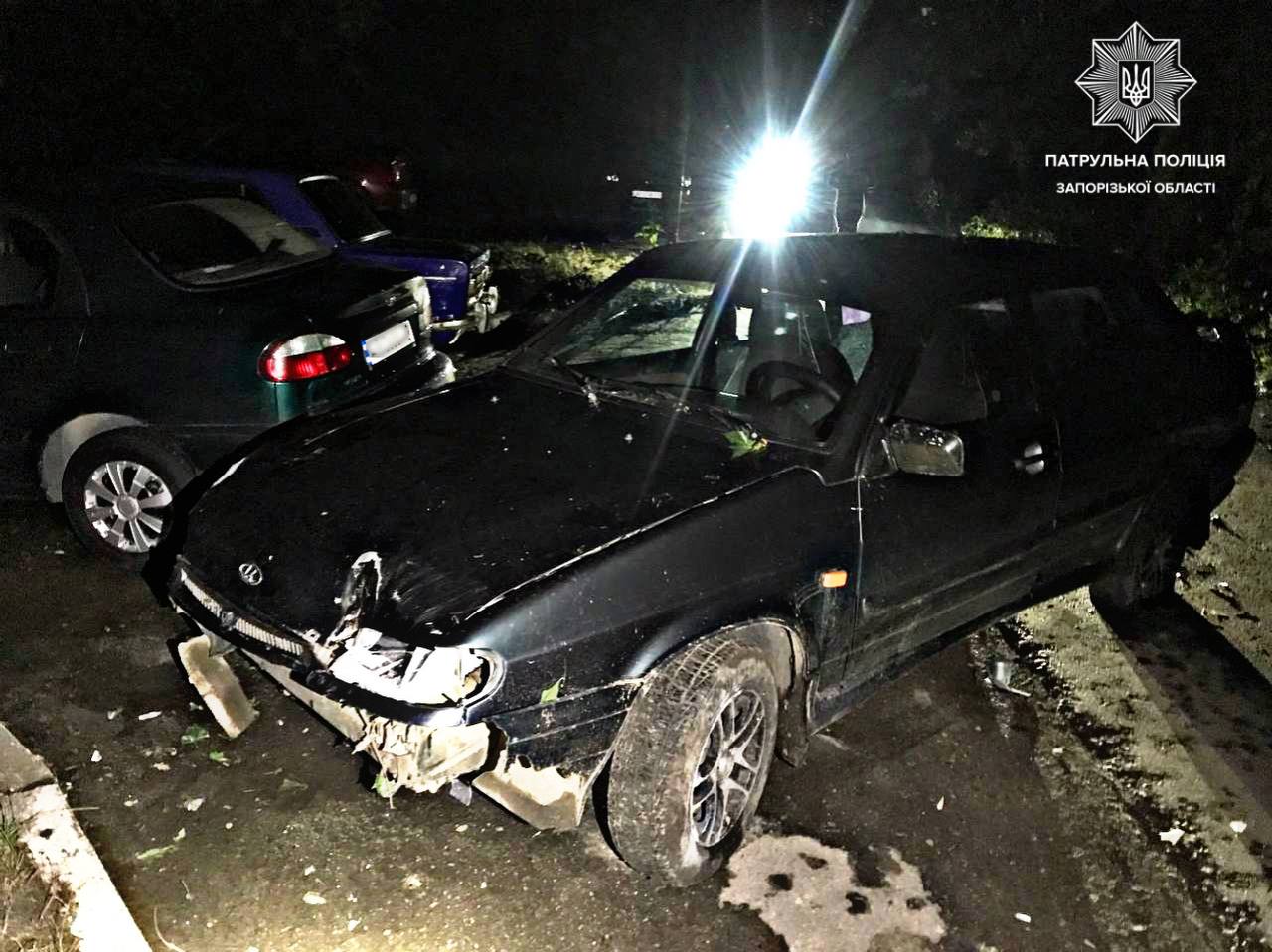 У Запоріжжі п’яний водій наїхав на дворову будівлю та пошкодив два авто (ФОТО)