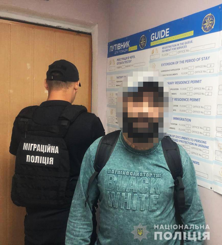 У Запоріжжі виявили громадянина Азербайджану, засудженого за грабіж, який незаконно перебував на території України