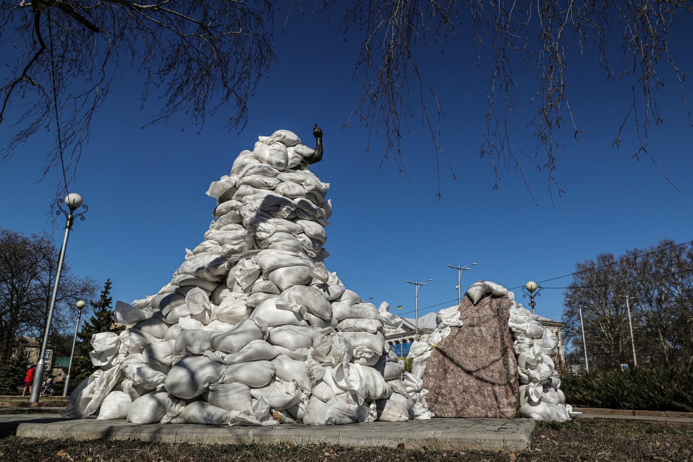 У Запоріжжі мішки з піском, які захищали пам’ятники від ворожих обстрілів, замінять на більш якісні укріплення (ФОТО)