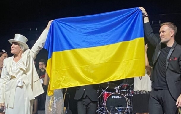 Лайма Вайкуле на концерті підняла прапор України