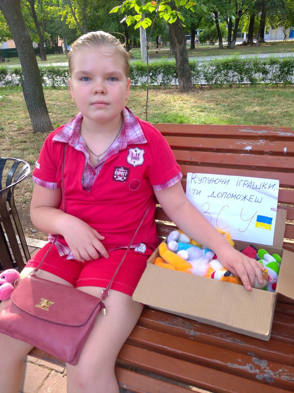Маленька запоріжанка продає свої іграшки, гроші відправляє захисникам (ФОТО)