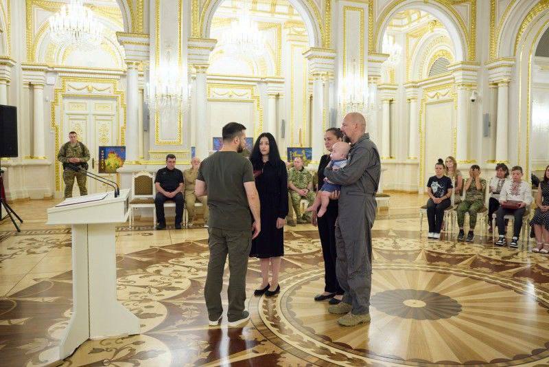 Президент Украины вручил орден родным погибшего подполковника, руководившего ракетными ударами под Мелитополем