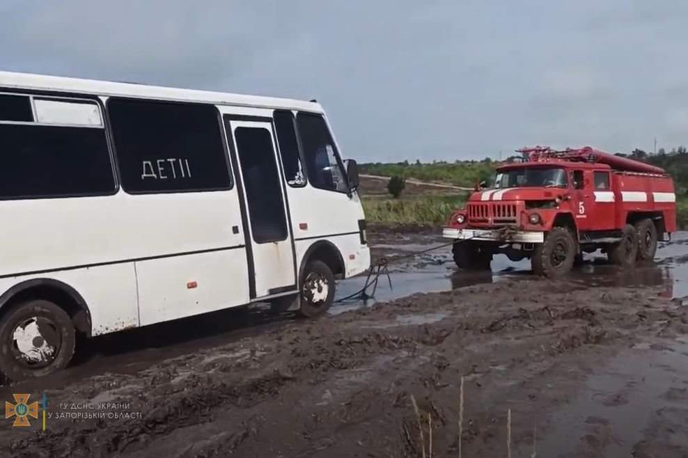 У Запорізькій області  на “Дорозі життя”  рятувальники звільнили 50 автомобілей з грязьової пастки