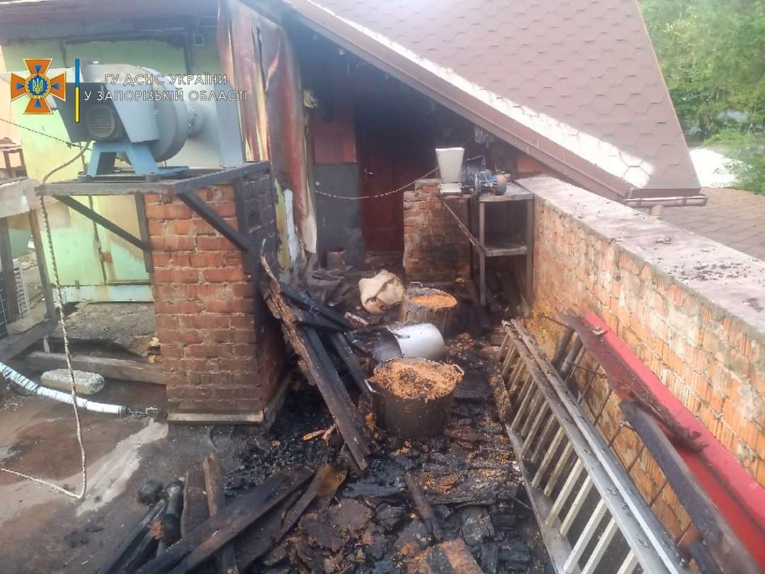 У Запоріжжі 5 пожежних машин ліквідували пожежу в кафе (ФОТО)