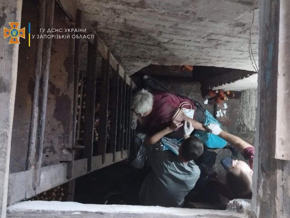 На Запоріжжі пенсіонерка впала у підвал глибиною 3 метри – знадобилася допомога лікарів 