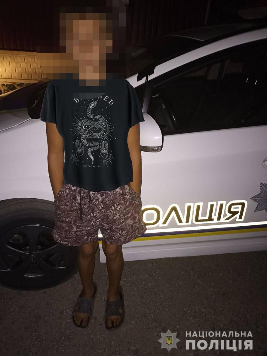 Вирішив податися у мандри: вночі на Запоріжжі поліцейські розшукали 10-річного хлопчика та його друзів  (ФОТО)