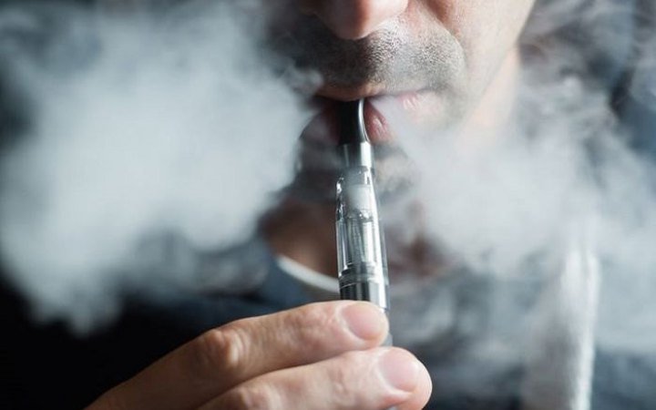 У центрі Запоріжжя поліція перевірила, як розважальні заклади дотримуються нових норм заборони куріння (ФОТО)