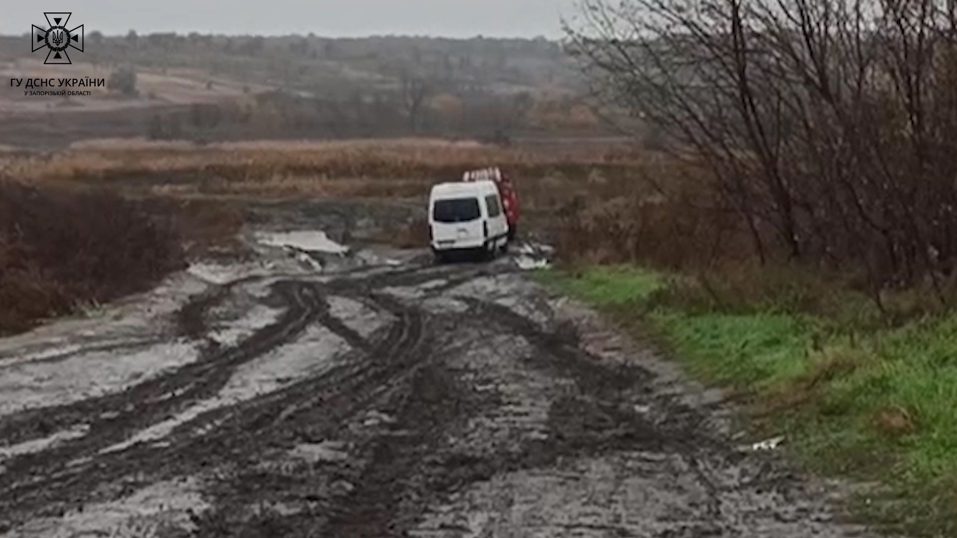 Із розмитої через зливу дороги в селі Кам’янське на Запоріжжі рятувальники відбуксували автобуси та автомобілі