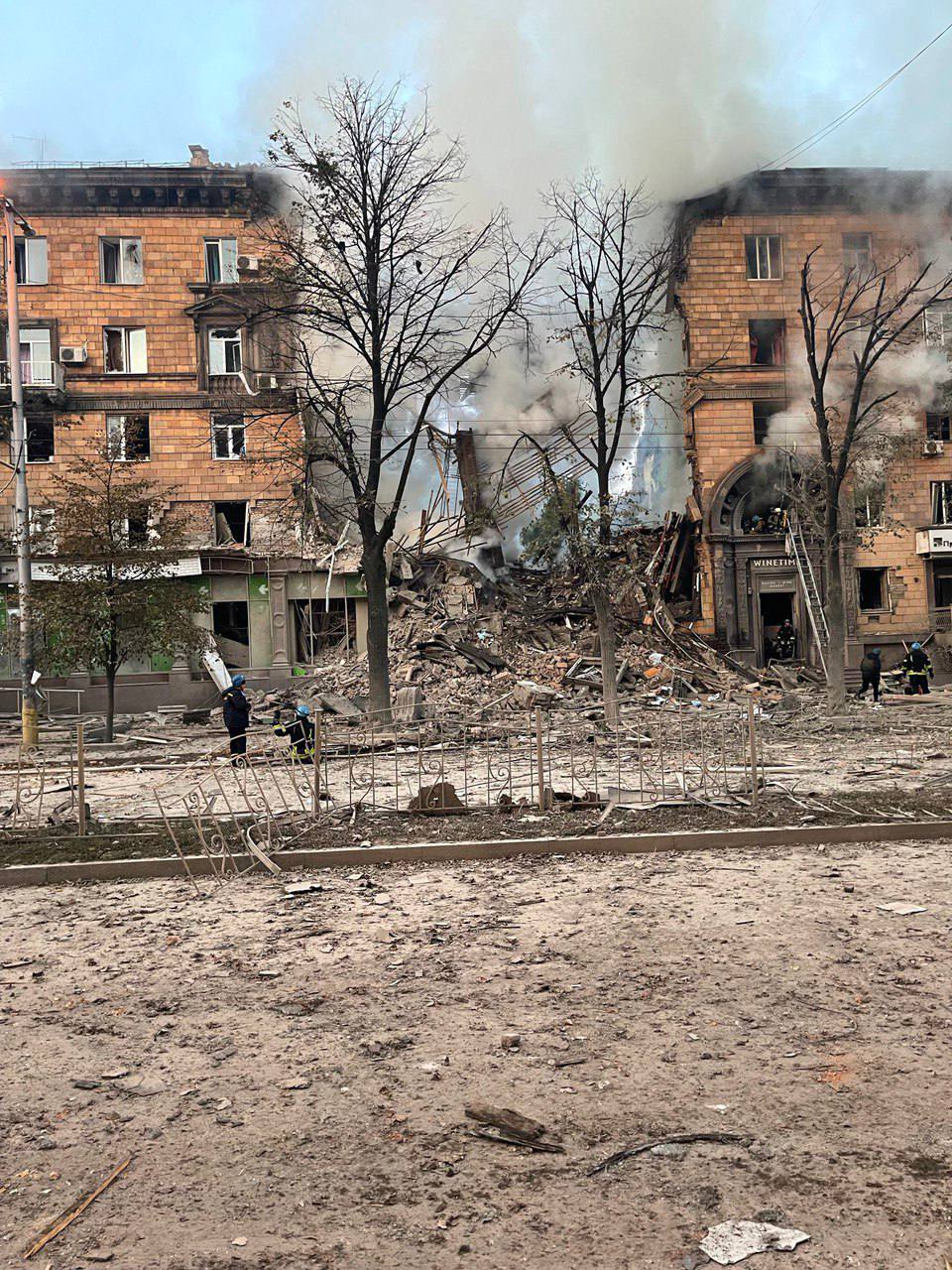 Одна людина загинула, іншу – врятували: нові дані про постраждалих внаслідок атаки на Запоріжжя