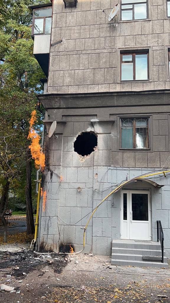 Рашисти вкотре поцілили у житловий будинок в Запоріжжі: горить газова труба (ФОТО)