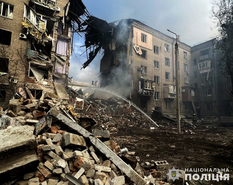 Зросла кількість загиблих від учорашнього ракетного удару по житловому будинку в Запоріжжі (ФОТО)
