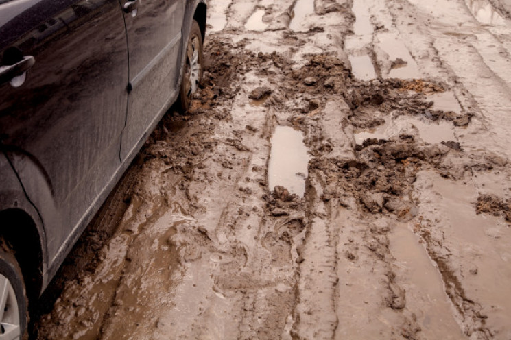 Із розмитої через зливу дороги в селі Кам’янське на Запоріжжі рятувальники відбуксували вантажівку