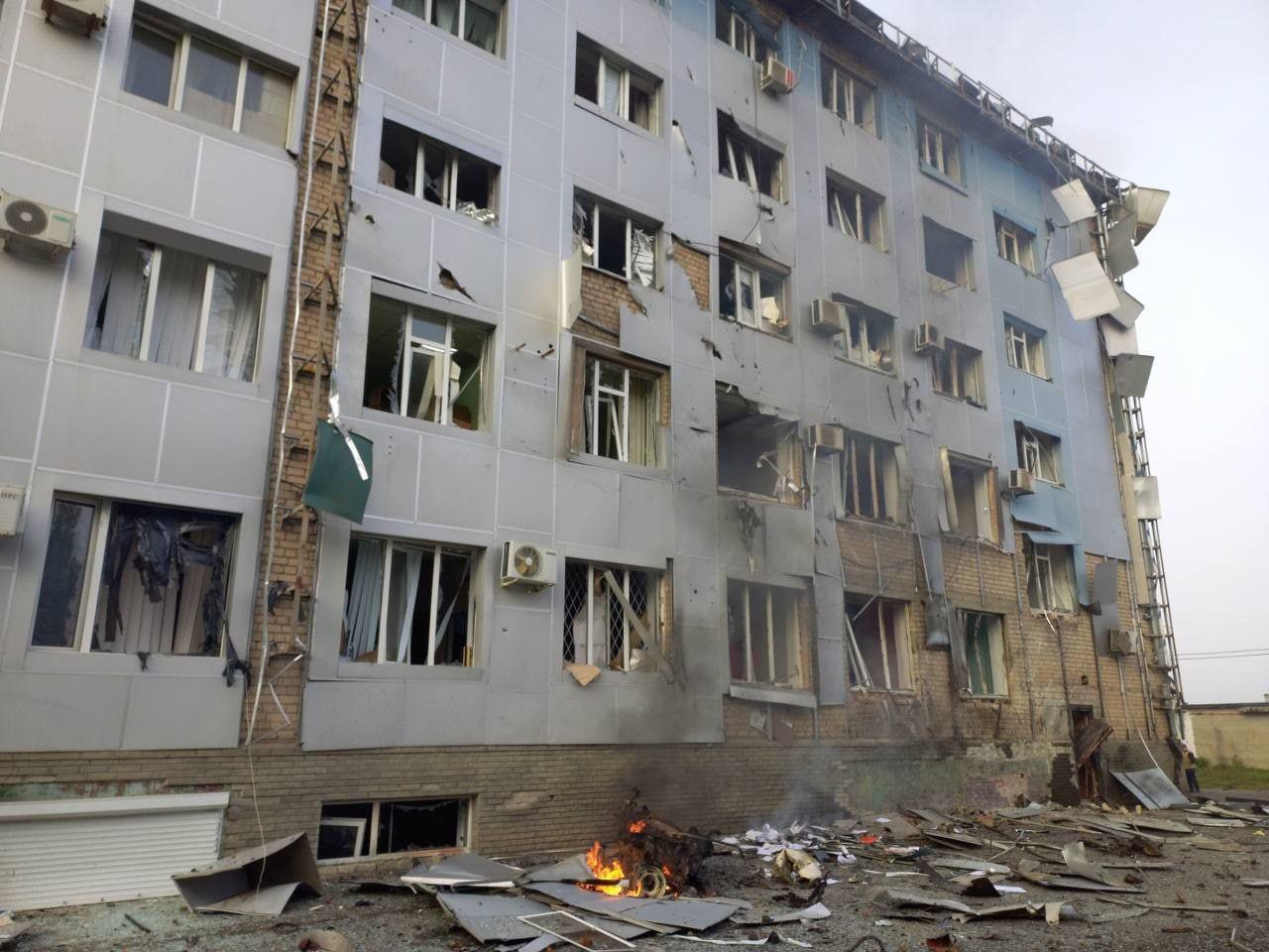 У Мелітополі підірвали бізнес-центр гауляйтера Балицького: вибухнуло авто (ФОТО, ВІДЕО)