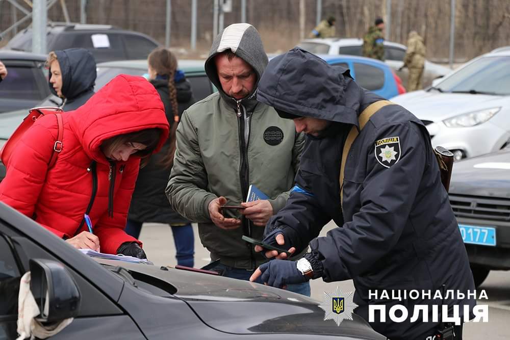 За останній місяць на запорізьких блокпостах поліцейські припинили більше тисячі адміністративних правопорушень (ФОТО)