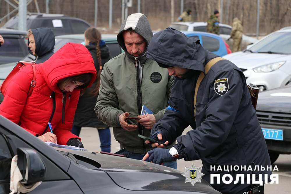 За останній місяць на запорізьких блокпостах  поліцейські припинили більше тисячі адміністративних правопорушень (ФОТО)